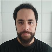 Clases adaptadas al nivel del alumnado, incidiendo especialmente en la comprensión de la teoría y armonía, mi mayor meta no es que mis alumnos interpreten música, sino que mis alumnos entiendan la música.